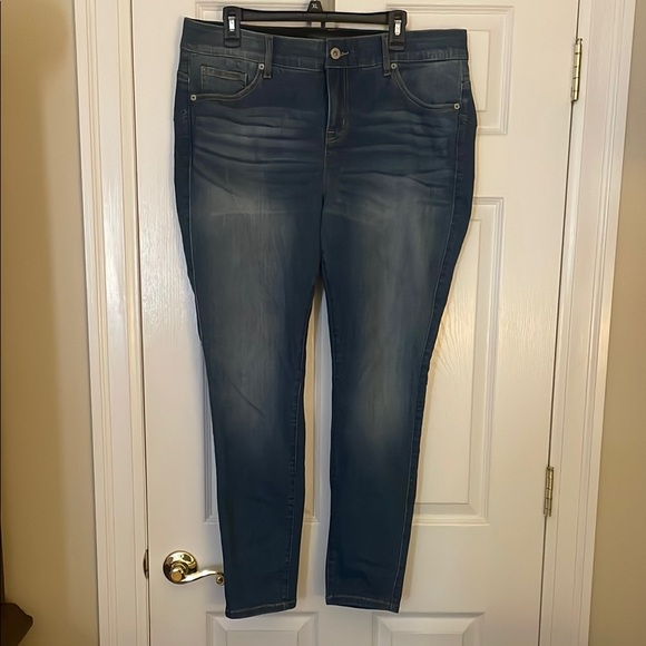 Brand New Torrid Premium Bombshell Skinny Jeans Size 18 Regular - Picture 1 of 9